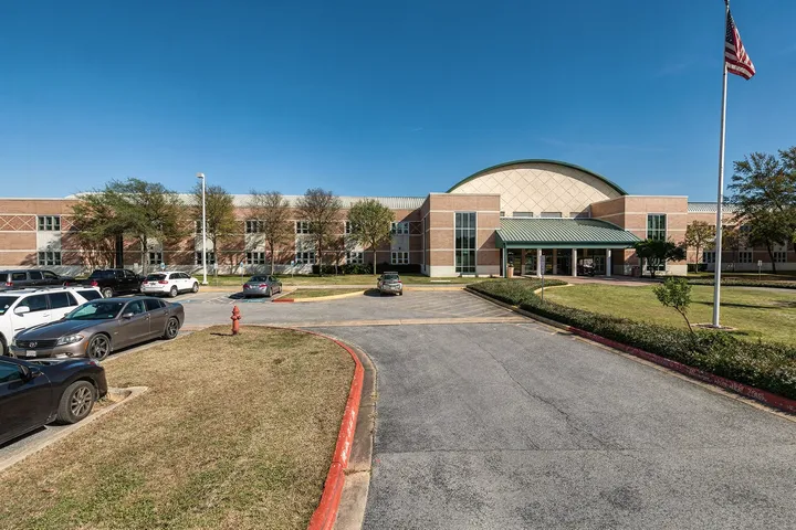 Suburban school campus environment in 78613 Cedar Park, TX
