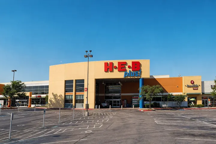 Neighborhood retail and services area in 78641 Leander, TX