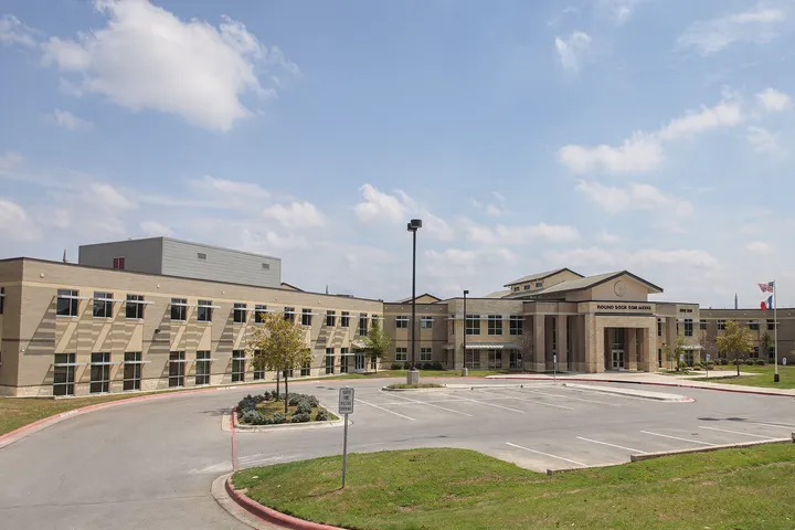 Suburban school campus environment in 78681 Round Rock, TX