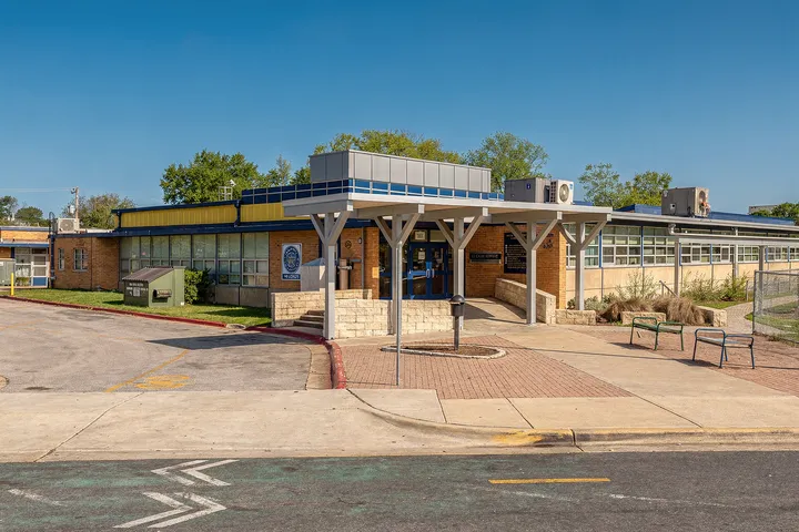 Suburban school campus environment in 78752 Austin area