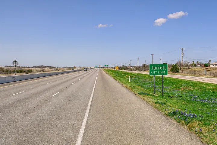 Major roadway and surrounding development in 76537 Jarrell, Texas