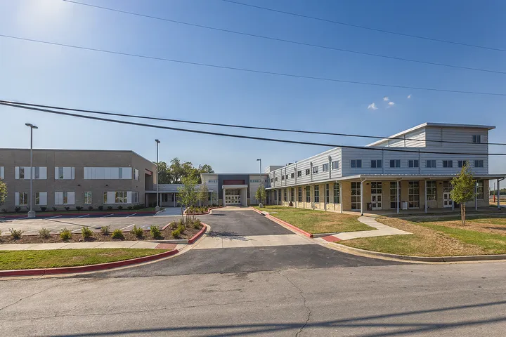 Suburban school campus environment in 78602 Bastrop, TX