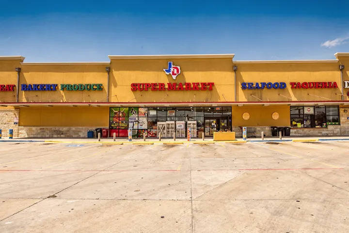 Grocery stores and daily amenities near 78612, Cedar Creek, TX