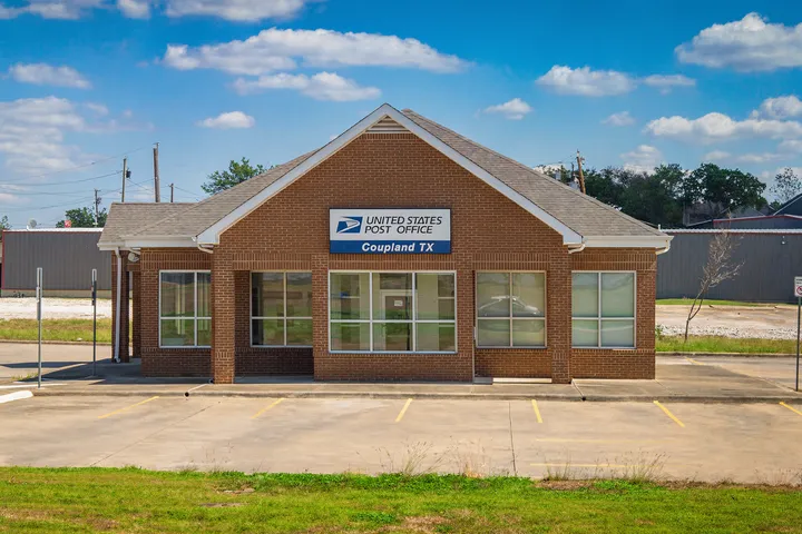 Grocery stores and daily amenities near 78615 Coupland, TX