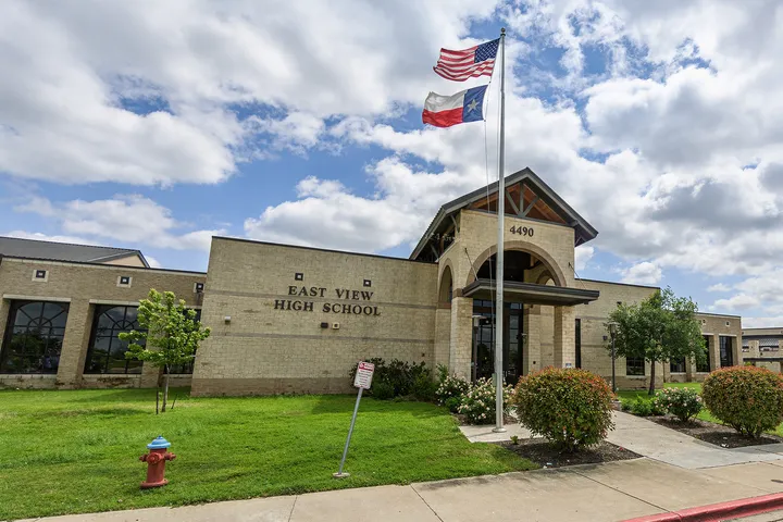 Suburban school campus environment in 78626 Georgetown, TX