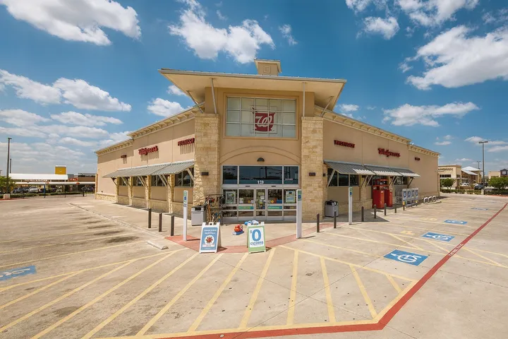 Neighborhood retail and services area in 78634 Hutto, TX