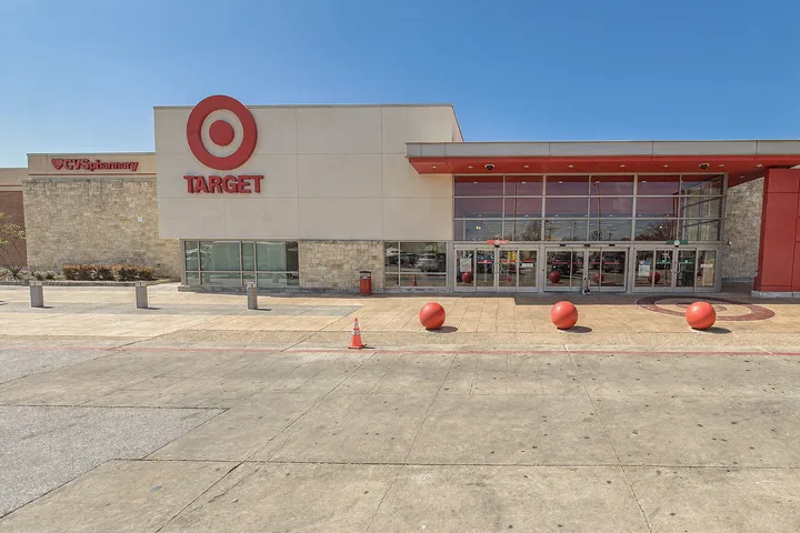 Grocery stores and daily amenities near 78640 Kyle, TX