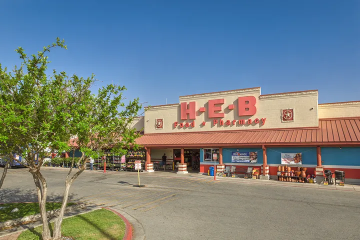 Neighborhood retail and services area in 78644 Lockhart, TX