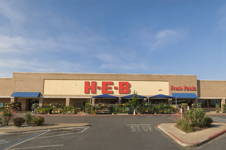 Neighborhood retail and services area in 78748 Austin area